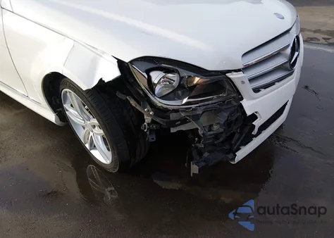 2013 Mercedes-Benz C 250 Sport z USA, uszkodzony, nr VIN WDDGF4HB2DR287519